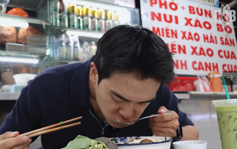 Khách Hàn cầm 200 nghìn đồng, ăn no nê đặc sản trong khu chợ trăm tuổi ở TPHCM