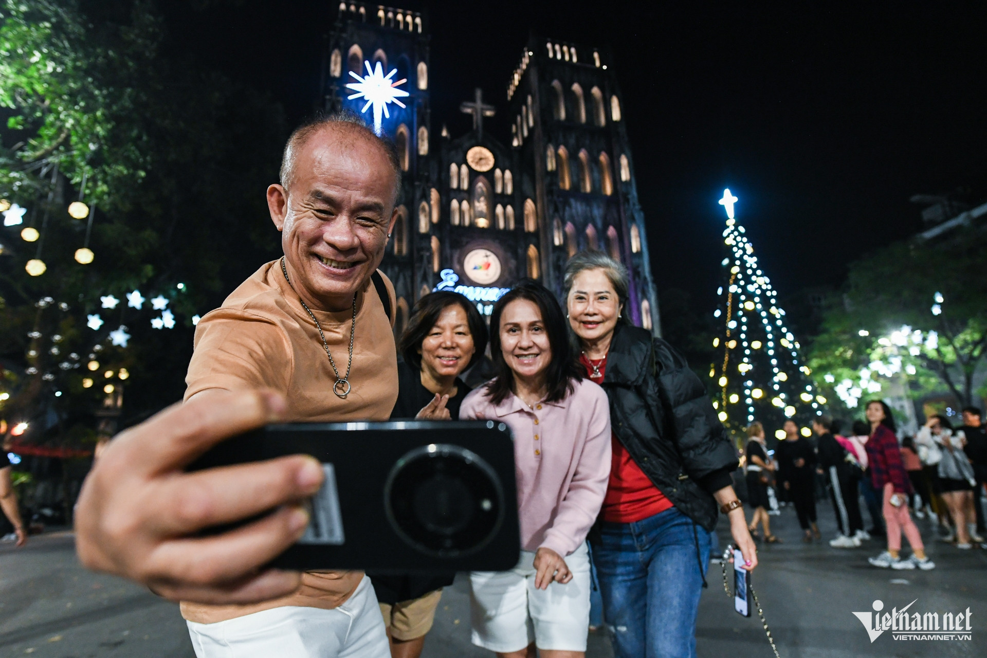 Gợi ý địa điểm 'sống ảo' lung linh dịp Giáng sinh 2025 ở Hà Nội