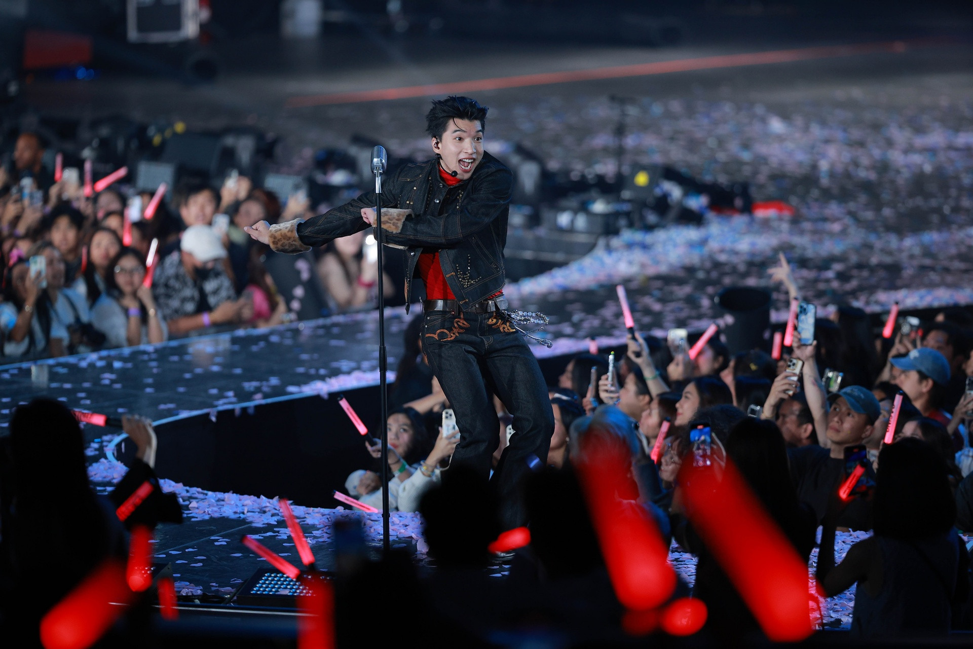 'Vũ trụ say hi' thu hơn 1.000 tỷ, cát-sê của HIEUTHUHAI tăng 3-5 lần