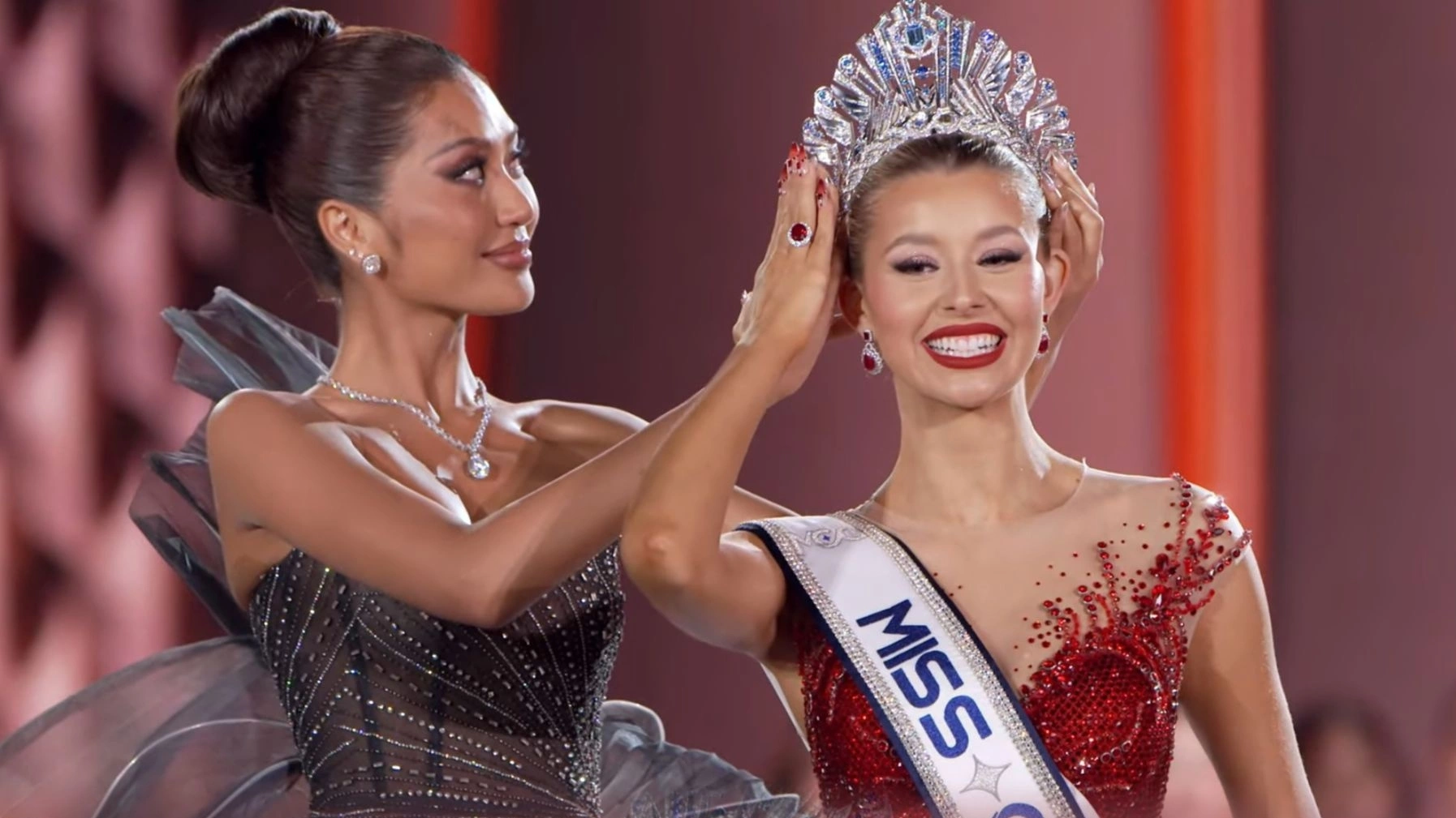 Tân Miss Cosmo: 'Tôi mong chờ đón Tết Việt'