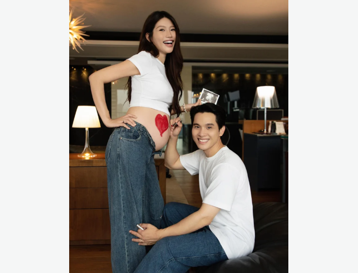 Chế Nguyễn Quỳnh Châu rạng rỡ khi mang thai con đầu lòng