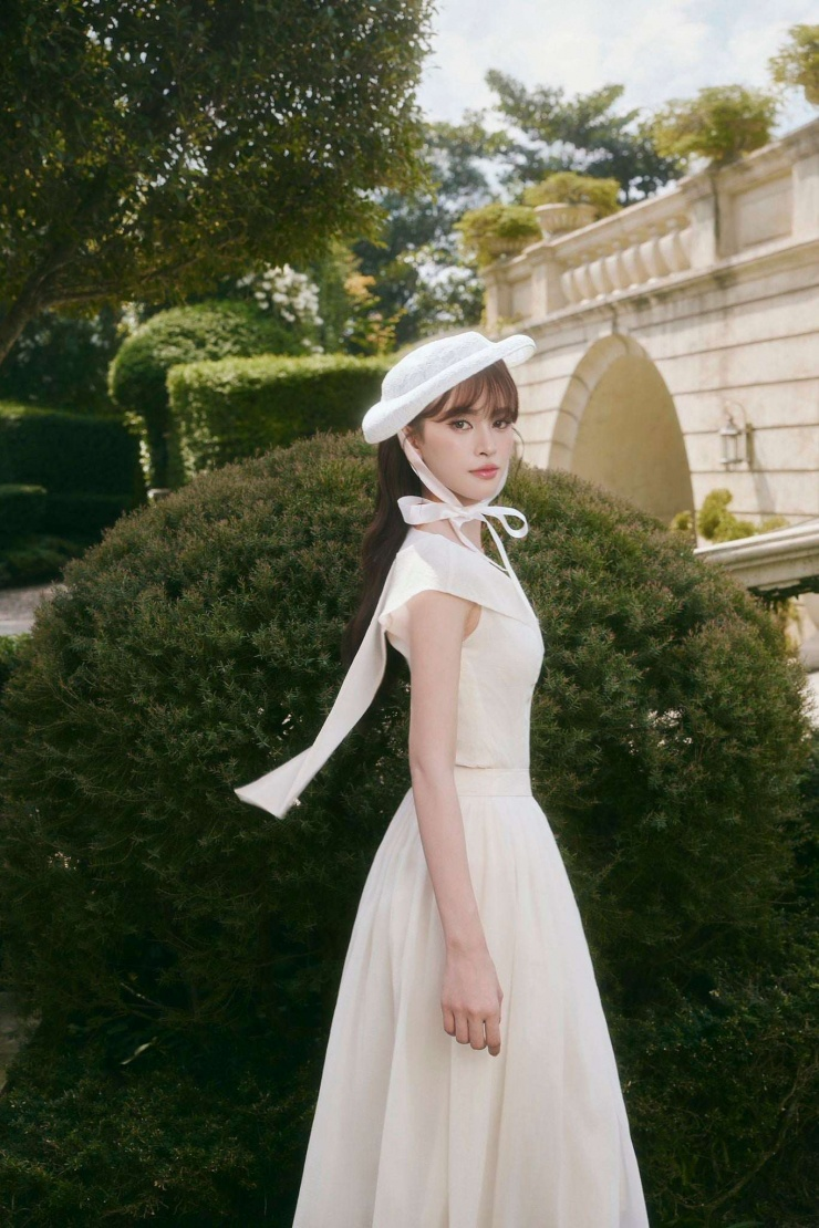 Hoa hậu Tiểu Vy bất ngờ công khai với diễn viên Quốc Trường