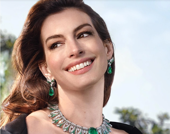 Anne Hathaway là 'Người đẹp nhất thế giới 2026'