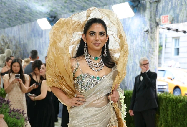 Ái nữ tỉ phú Ấn Độ 'đắp' hơn 200 viên kim cương dự Met Gala