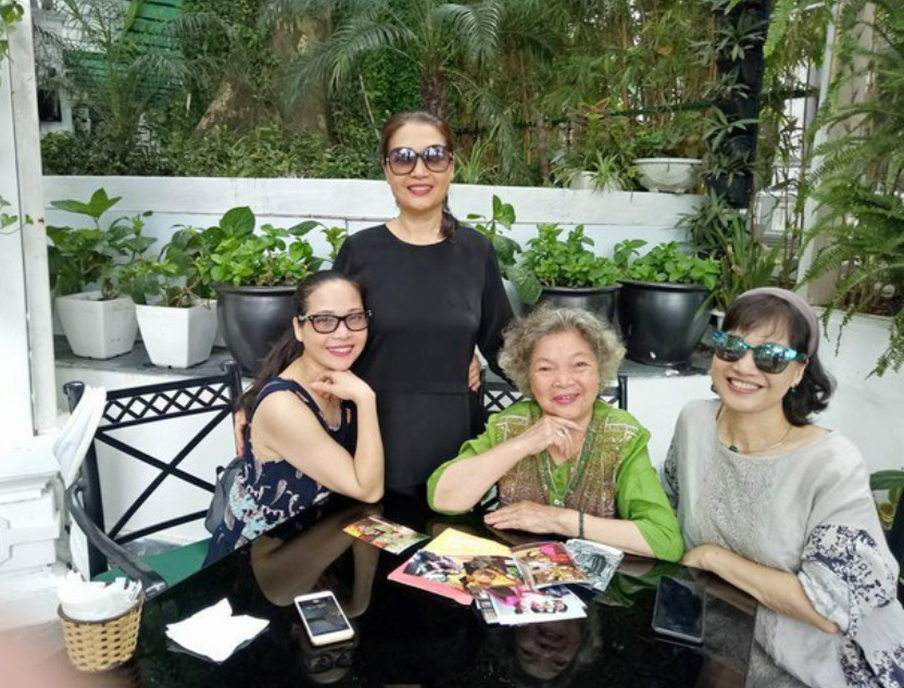 Nghệ sĩ Lê Mai ở tuổi U90 cùng 3 con gái là mỹ nhân nức tiếng Hà thành