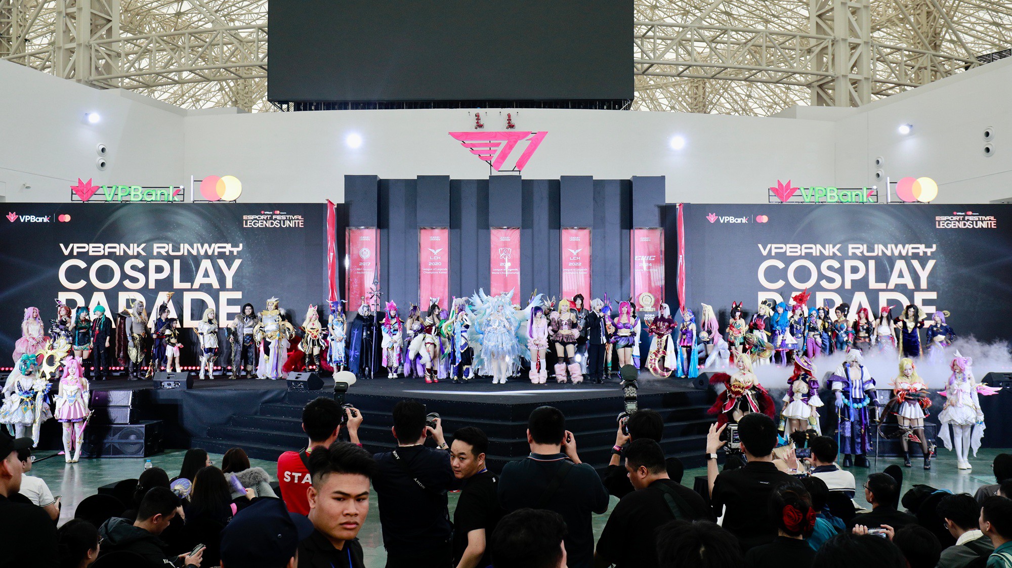 Cosplayer Việt “bung skill” trên sàn diễn lớn nhất mùa lễ hội eSports cuối năm VPBank Runway Cosplay Contest
