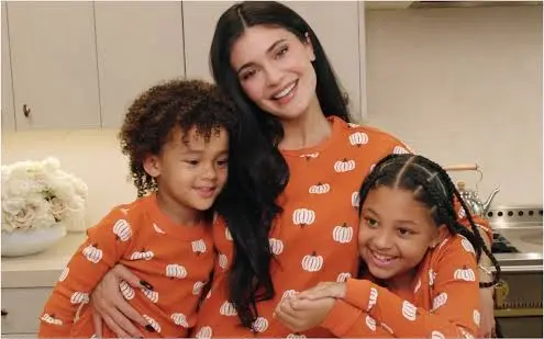 Kylie Jenner tự tay làm bánh quy Halloween ma quái cùng các con Stormi, 8 tuổi, và Aire, 4 tuổi