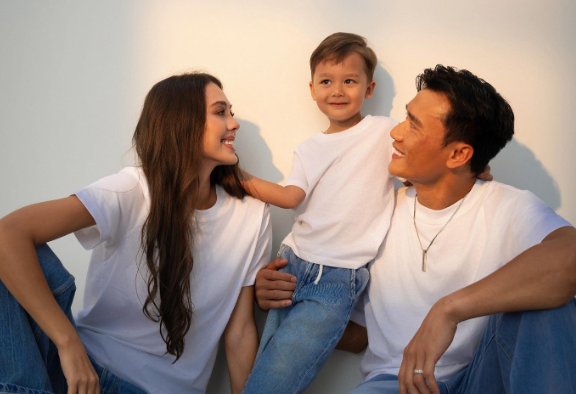con trai thủ môn Bùi Tiến Dũng gây sốt với visual cực điển trai cùng thần thái tự tin