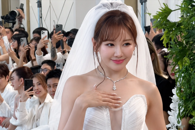 Hari Won lên sàn catwalk diễn mở màn