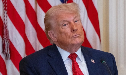 Một năm ông Trump làm rung chuyển nước Mỹ và thế giới