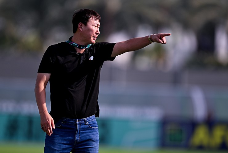 HLV Kim Sang Sik tiết lộ về áo đen may mắn, sự thật sau hình ảnh Đình Bắc ăn táo