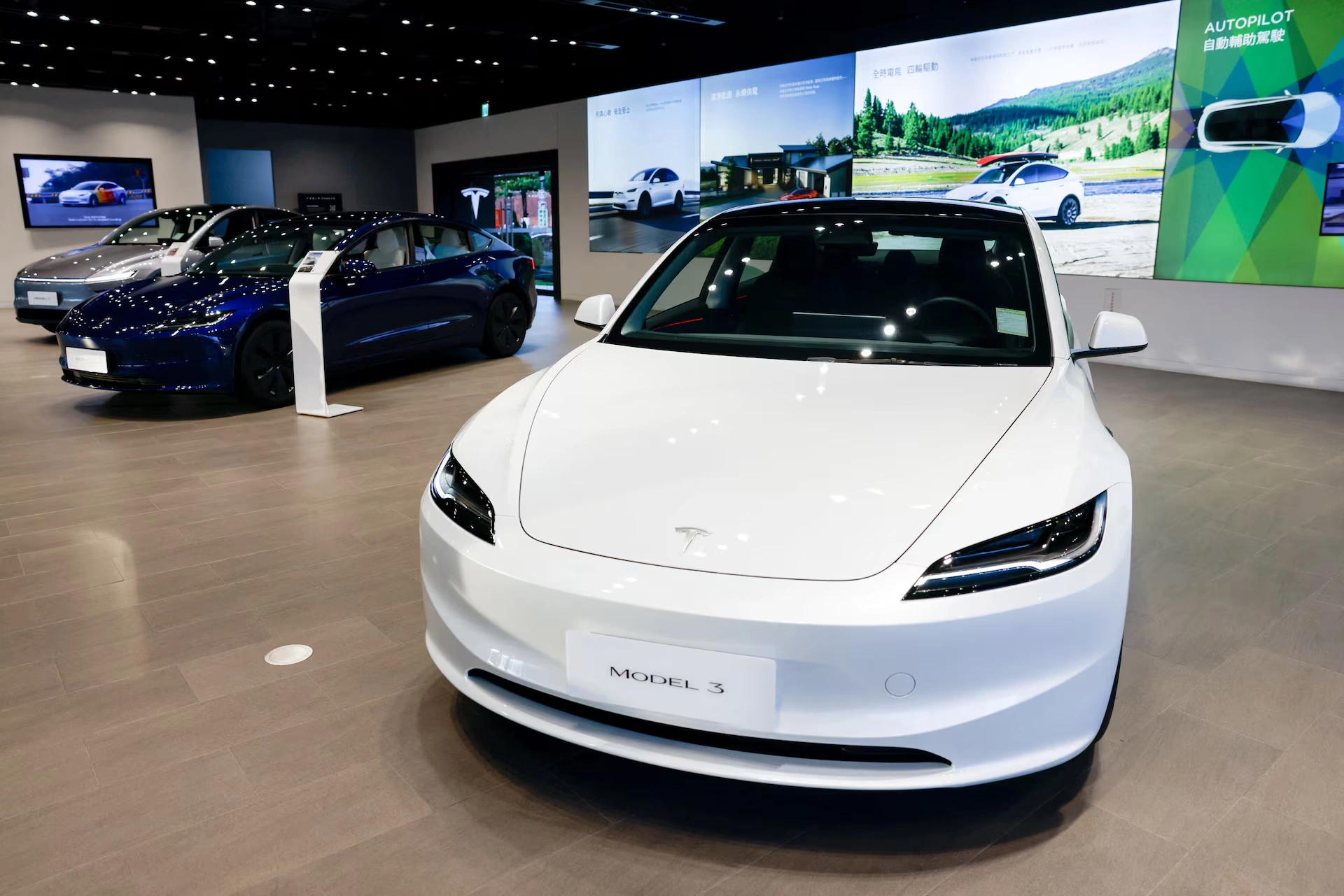 Tesla mất 'ngôi vương' xe điện vào tay đối thủ Trung Quốc