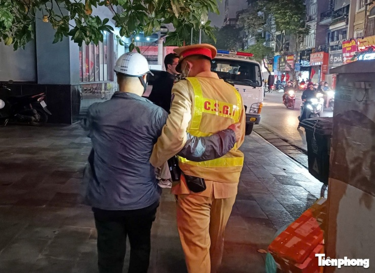 Hà Nội: Tài xế 'liêu xiêu' rời quán nhậu được CSGT dìu vào chốt lập biên bản