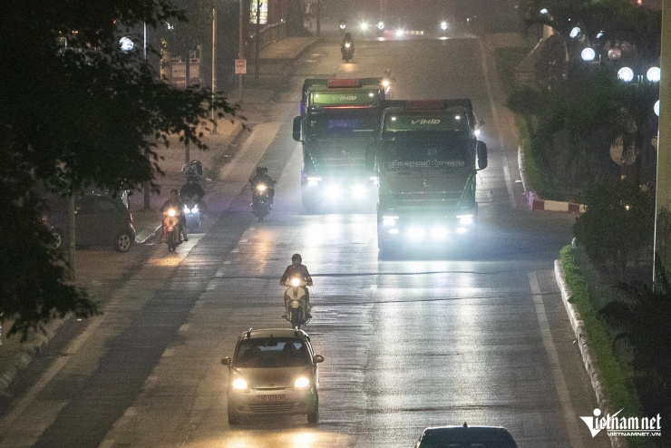 Ô tô lắp đèn siêu sáng gây cảnh 'mù tạm thời' cực nguy hiểm trên đường ở Hà Nội