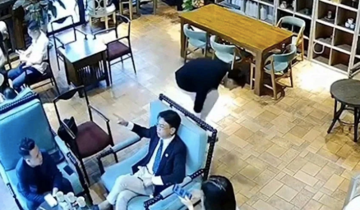 'Tổng tài' không thừa nhận ra lệnh đánh nhân viên quán cà phê