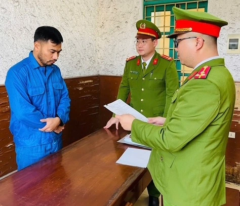 Nguyên giám đốc chi nhánh ngân hàng chiếm đoạt hàng tỉ đồng của khách vay tiền