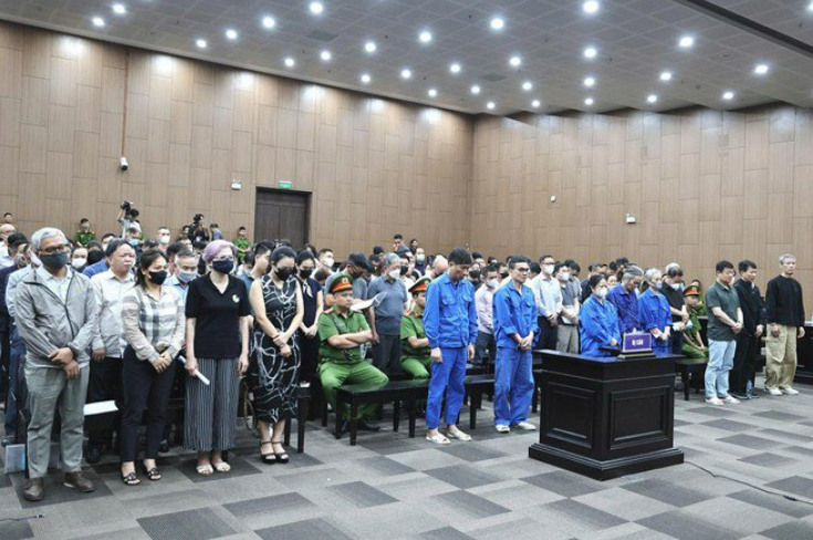 Ca sĩ và hàng loạt “quý bà” trong vụ King Club lý giải động cơ đánh bạc