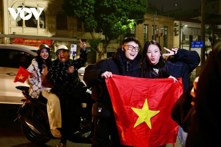 Hà Nội "không ngủ": Người hâm mộ vỡ òa sau chiến thắng lịch sử của U23 Việt Nam
