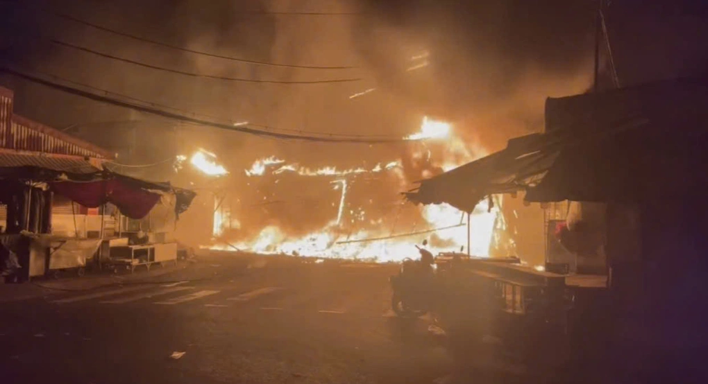 Cháy 4 căn nhà trong chợ ở TP HCM